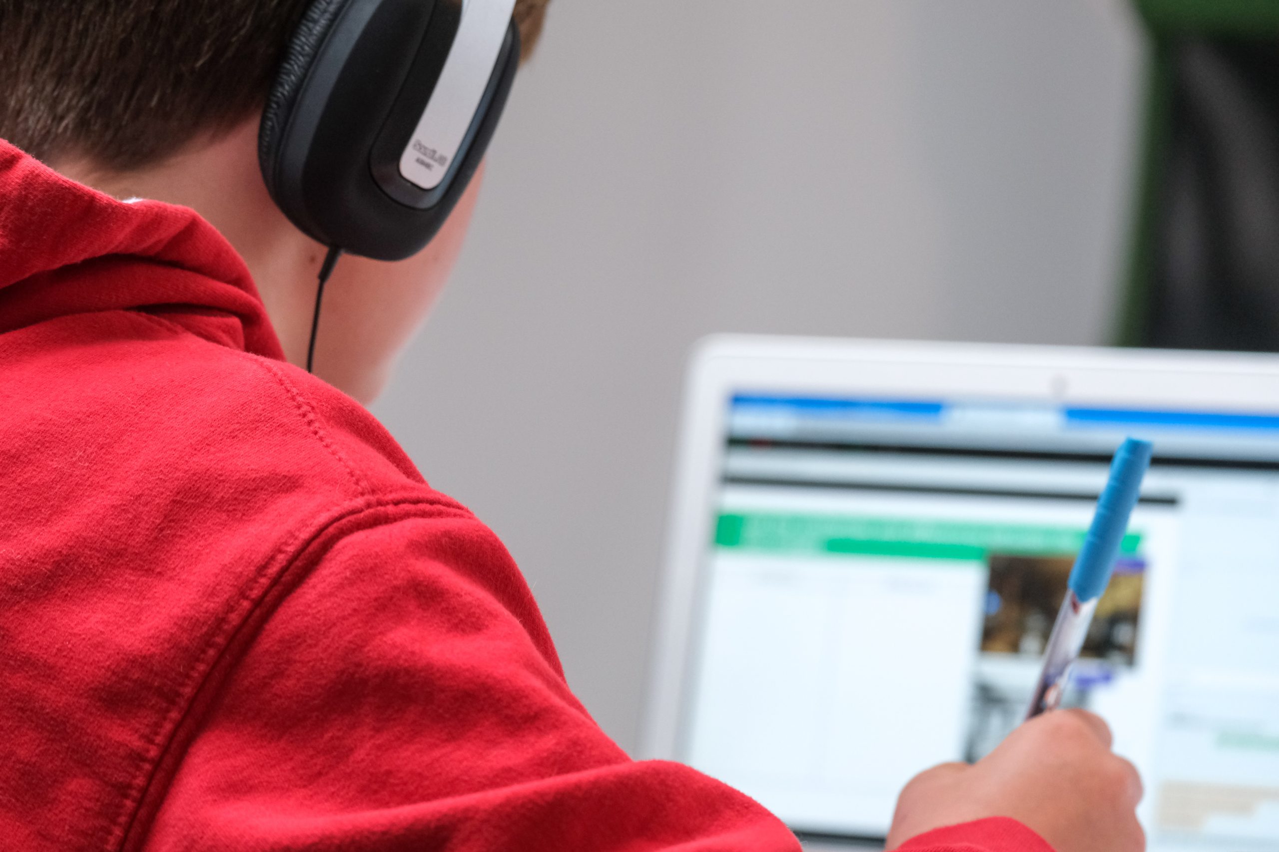 Male student preparing to take an online course assessment.